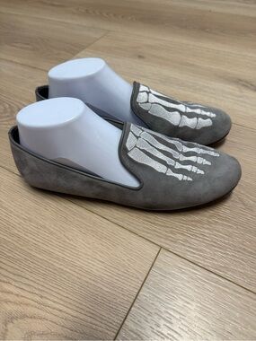 MARA & MINE Jem Skull Gray
Embroidered Skeleton Dress Slippers
Loafers 9.5